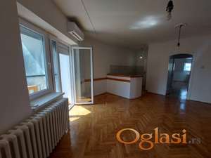 Odličan, trosoban, renoviran stan u samom centru grada!